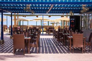 مطعم أو مكان آخر لتناول الطعام في Golden Beach Resort
