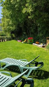 Eine Gruppe von Gartenstühlen stand im Gras. in der Unterkunft Mas Rubió in Joanetes