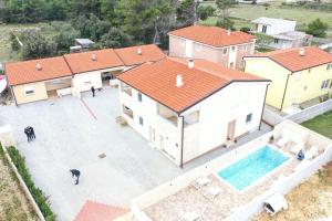 Der Swimmingpool an oder in der Nähe von Apartmani Lukic