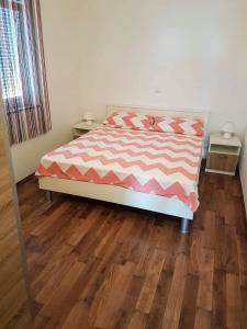 Ein Bett oder Betten in einem Zimmer der Unterkunft Apartmani Lukic