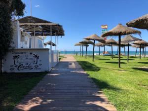 El Balcón de Rosita في مورش: الرصيف مع مظلات القش على الشاطئ