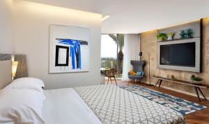Cama ou camas em um quarto em Dan Caesarea Resort mais 37 fotos