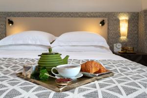 Cama ou camas em um quarto em Dan Caesarea Resort