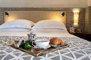 Cama ou camas em um quarto em Dan Caesarea Resort