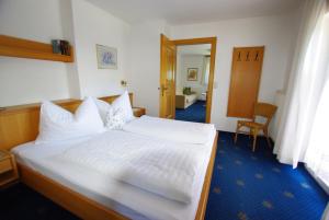 Ένα ή περισσότερα κρεβάτια σε δωμάτιο στο Hotel-Pension Heike