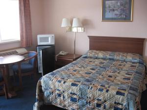 Vuode tai vuoteita majoituspaikassa Mackinaw Budget Inn