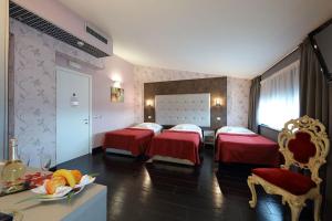 Postel nebo postele na pokoji v ubytování Hotel Relax Roma Nord