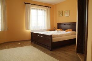 Un pat sau paturi într-o cameră la Penzion a Restaurace U Mámy