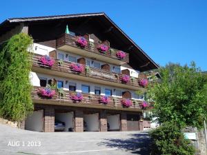ein Gebäude mit Blumenkästen auf den Balkonen in der Unterkunft Gasthof - Pension Schamberger in Neukirchen beim Heiligen Blut