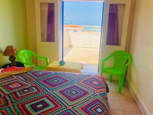 um quarto com uma cama e vista para o oceano em Le Lagon Bleu Oualidia em Oualidia