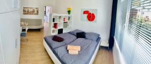 una sala de estar con un sofá azul en una habitación en Moderner Bungalow, 20 Minuten bis Hannover City, 24h Check-In en Garbsen
