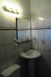 Un baño blanco con lavabo e inodoro. en Linda Vista Cabins, en Boquete