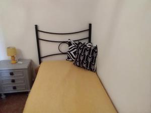 uma cama com almofadas num quarto em Casa Petros em Marsala