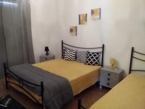 um quarto com duas camas num quarto em Casa Petros em Marsala