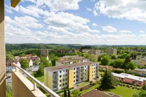 Blick auf die Stadt von einem Gebäude in der Unterkunft Ferienwohnung Buffon in Wertheim