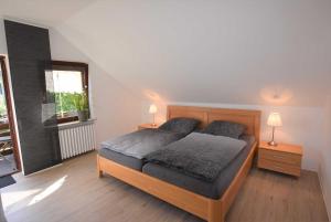 una camera con un letto, due lampade e una finestra di Ferienwohnung T _ T 2 a Malente