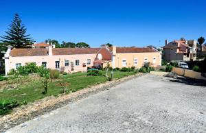 una strada vuota di fronte a una casa di Oeiras 2 - Checkinhome a Oeiras
