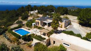una vista aérea de una casa con piscina en Villa Romero I en Es Cubells