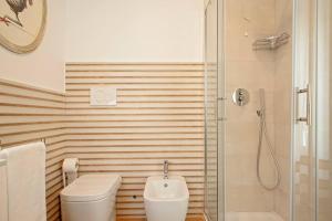 y baño con ducha, aseo y lavamanos. en Affittacamere My Home, en Livorno