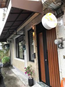 een voordeur van een restaurant met een bord erop bij Tainan Yu Pin Ju B&B in Tainan