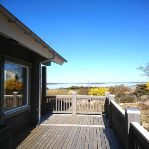 un porche de una casa con vistas al océano en Stravillan en Frillesås