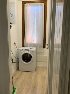 a washing machine in a room with a window at Casa Roberta in Venice