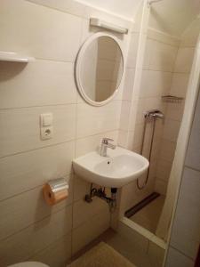 Bilik mandi di Apartments & Rooms Dinko