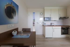 - une cuisine avec une table en bois dans une chambre dans l'établissement Strandhaus Christiansen, à Cuxhaven