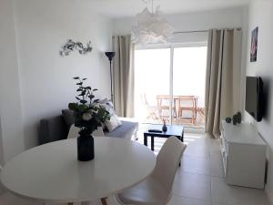 a white table and chairs in a living room at Atlantico 8- Vista Mar, Ar-Condicionado, 80mt Praia, Wifi in Quarteira