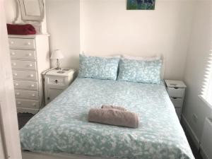 Ένα ή περισσότερα κρεβάτια σε δωμάτιο στο Old Co Op House -Forest of Dean