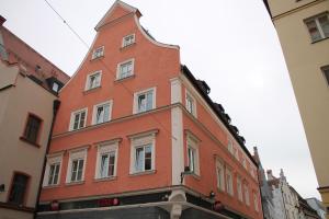 un edificio di mattoni rossi con una torre sopra di MO Hotel by WMM Hotels a Ingolstadt