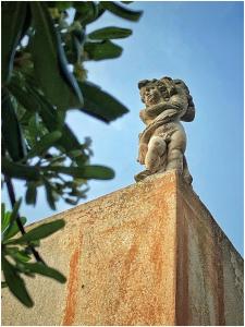 a statue of a cat sitting on top of a rock at Giardino dell'impossibile in Favignana