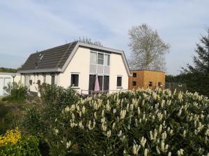 een wit huis met een bos bloemen bij B&B Bovenweg in Rhenen