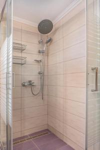 eine Dusche mit Glastür im Bad in der Unterkunft 5- Luxury suite in the most central part of Rhodes! in Rhodos (Stadt)