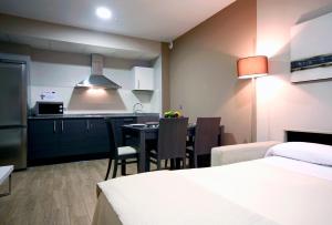 Una cocina o zona de cocina en Apartahotel & Spa Jacetania
