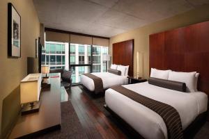 um quarto de hotel com duas camas e uma grande janela em Eurostars Magnificent Mile em Chicago