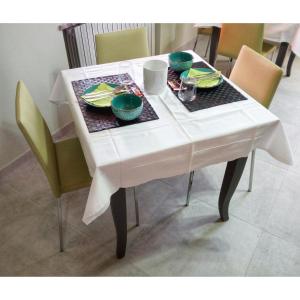 - une table blanche avec deux chaises et une table avec de la vaisselle dans l'établissement L'Agramante Bed&Breakfast, à Gualdo Cattaneo