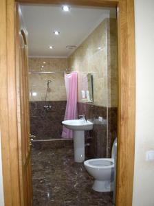 ein Bad mit einem Waschbecken und einem WC in der Unterkunft tbilisi tower 3 in Tbilisi City