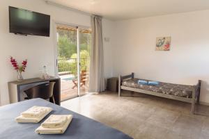 um quarto com uma cama e uma mesa com duas toalhas em Undarius Hotel (exclusively gay men) em Punta del Este