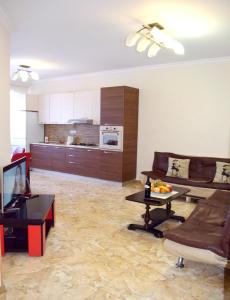 ein Wohnzimmer mit einem Sofa und einem Tisch in der Unterkunft tbilisi tower 3 in Tbilisi City