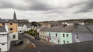 Blick auf eine Stadt mit Häusern und einer Straße in der Unterkunft Vaughans Pub/Accommodation in Clifden