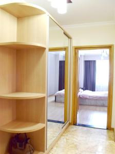Zimmer mit Spiegel und Schlafzimmer in der Unterkunft tbilisi tower 3 in Tbilisi City