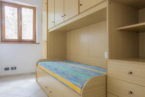ポルトフェッラーイオにあるAppartamento Goelbaの窓付きの部屋の二段ベッド1台分です。