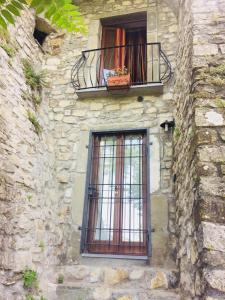 a stone building with a window and a balcony at Ca' Rosmunda in Bagnone
