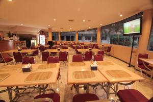 Hotel Sinar 2 tesisinde bir restoran veya yemek mekanı