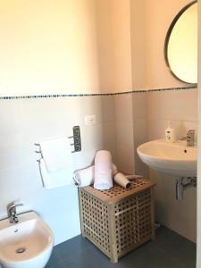 Un baño con un inodoro blanco y un lavabo. en Casa Filippo, en Tropea 16 fotos más