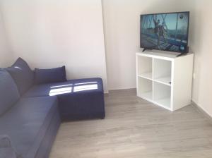 salon z kanapą i telewizorem w obiekcie APARTAMENTO LAS NACIONES 2 w mieście Benalmádena