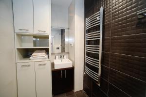 Et badeværelse på STATUS Superior Apartments + 69 billeder