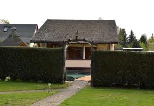 ein Haus mit Hecken vor einem Haus in der Unterkunft Ferienhaus am Kamskefliess in Lübbenau