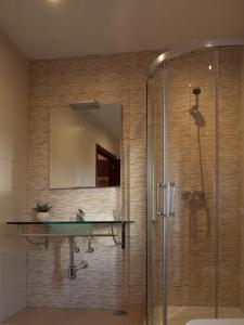 a bathroom with a glass shower and a sink at Casa Eido Vello in Mos